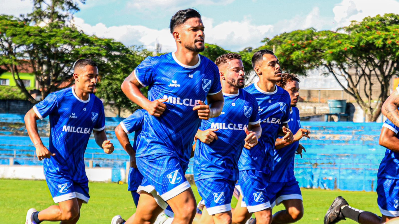 Jogadores do EC Taubaté durante treinamento no estádio Joaquinzão