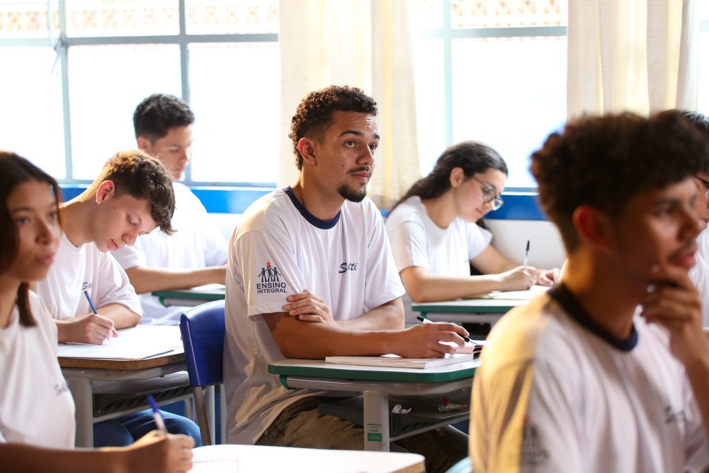 Tarcísio sanciona lei que proíbe uso de celulares em escolas públicas e particulares de SP
