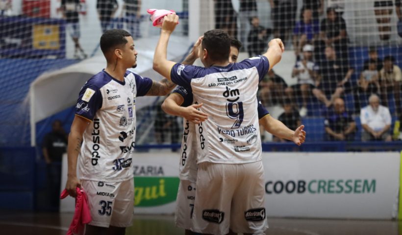 Jogadores do São José Futsal comemoram classificação para as finais do Campeonato Paulista