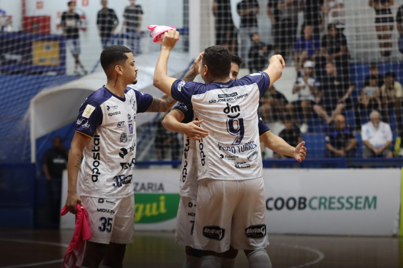 Jogadores do São José Futsal comemoram classificação para as finais do Campeonato Paulista