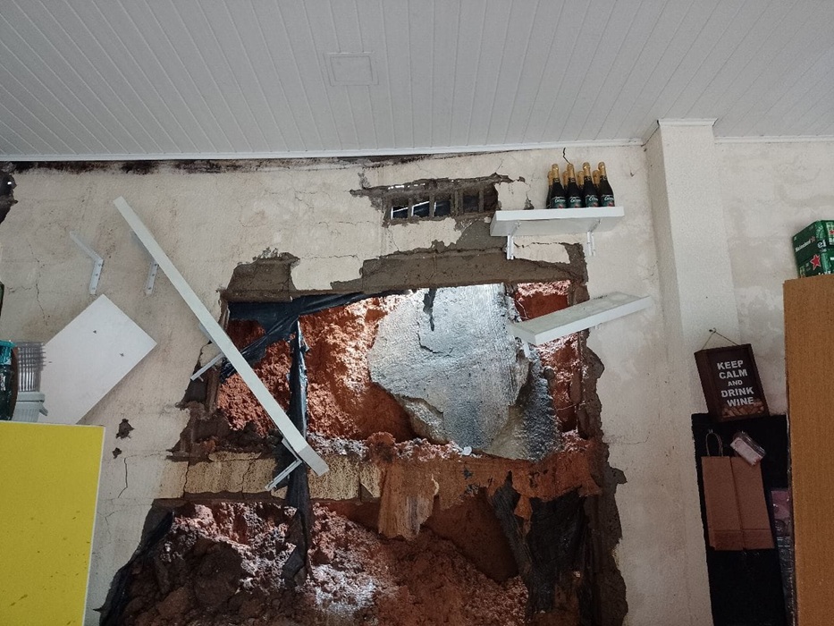 Muro desaba em São José e atinge adega e lava-rápido