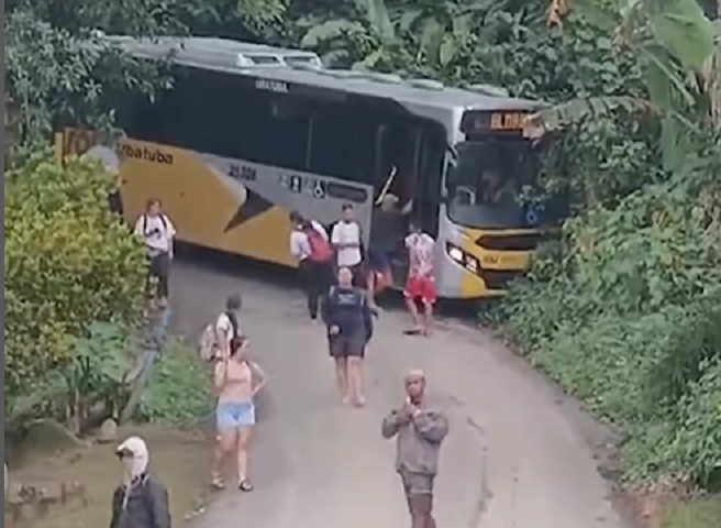Ônibus perde freio em estrada de Ubatuba e moradores protestam