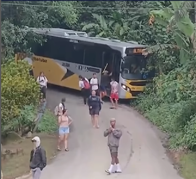 Ônibus perde freio em estrada de Ubatuba e moradores protestam
