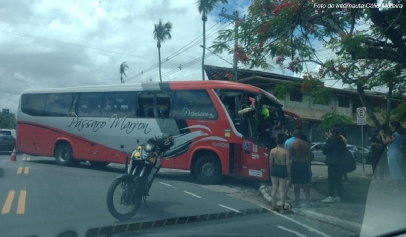 VÍDEO: Ônibus de viagem colide com caminhão em São Sebastião