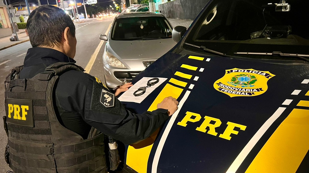 PRF prende suspeito de tentativa de feminicídio após fuga na Dutra, em Jacareí