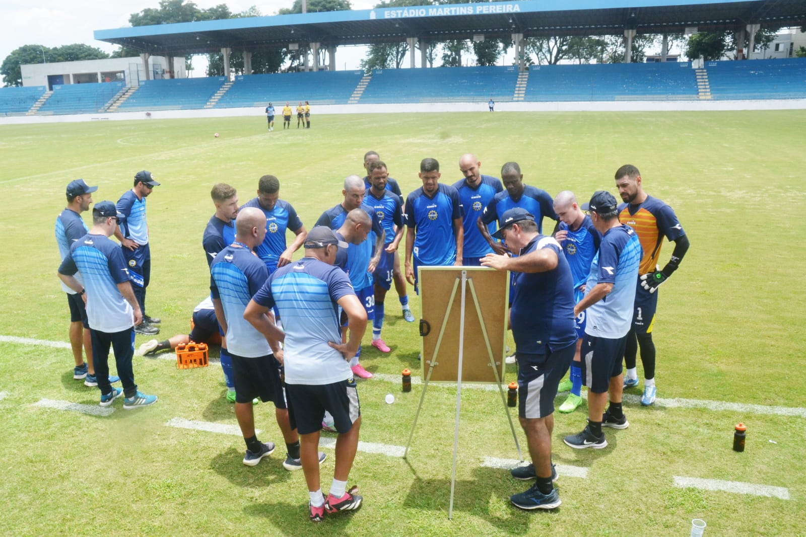Elenco do São José EC reunido durante jogo-treino contra o EC São Bernardo no Martins Pereira