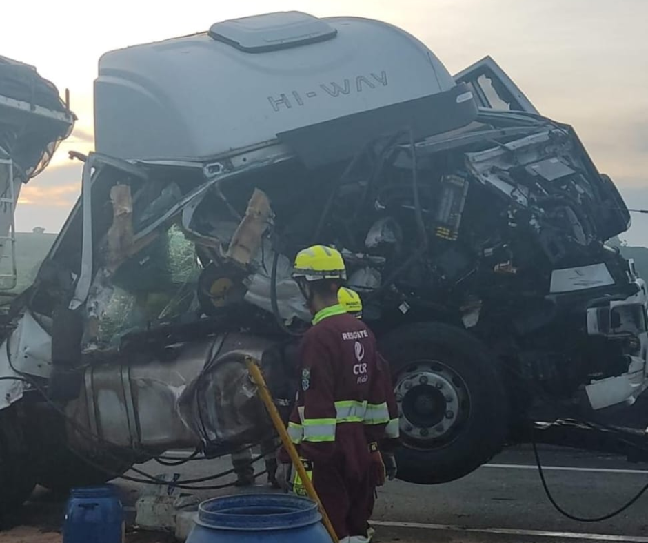 Um grave acidente com dois caminhões gera lentidão nesta manhã na Via Dutra