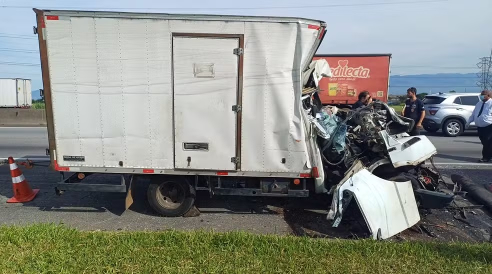 Duas pessoas morrem em acidente na Dutra no trecho de Taubaté