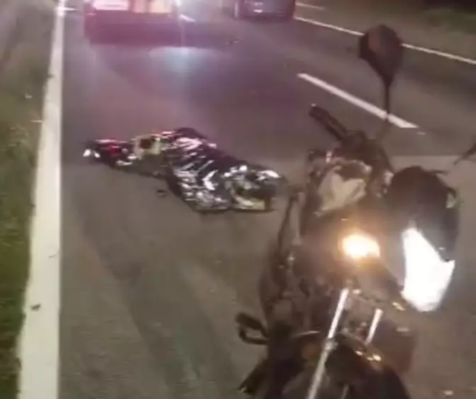 Motociclista de 22 anos morre após acidente entre moto e caminhão na Via Dutra, em Jacareí