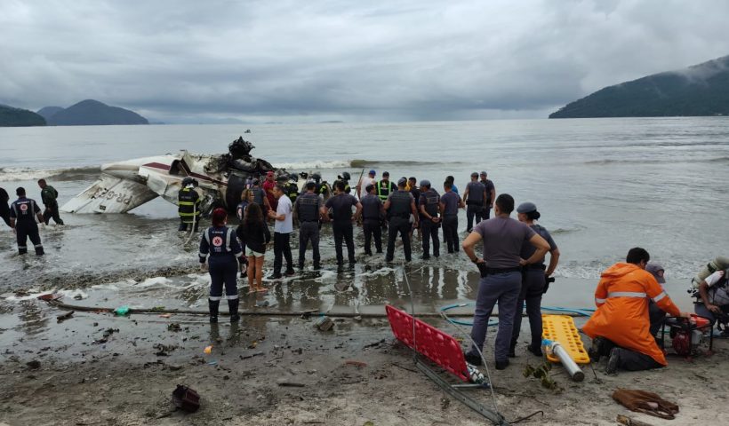 VÍDEO: Cinco pessoas estavam em avião que caiu em Ubatuba, uma pessoa morreu