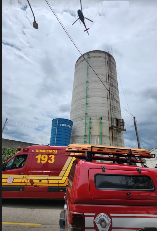 Bombeiros resgatam homem que caiu em caixa d'água, com 16 metros de profundidade em São José dos Campos
