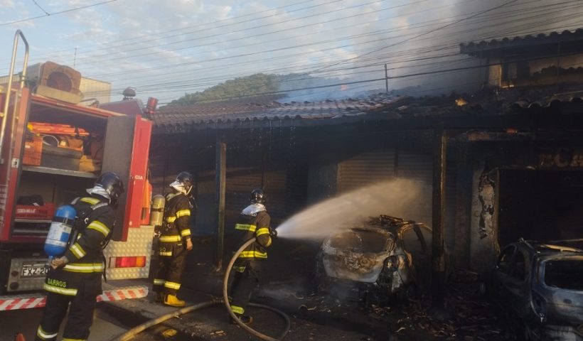Incêndio em oficinas mecânicas destrói nove veículos em Ubatuba