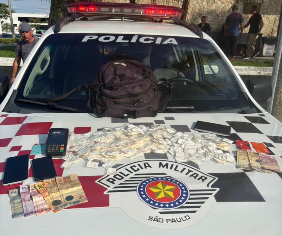 Polícia Militar prende trio por tráfico de drogas no centro de Caraguatatuba