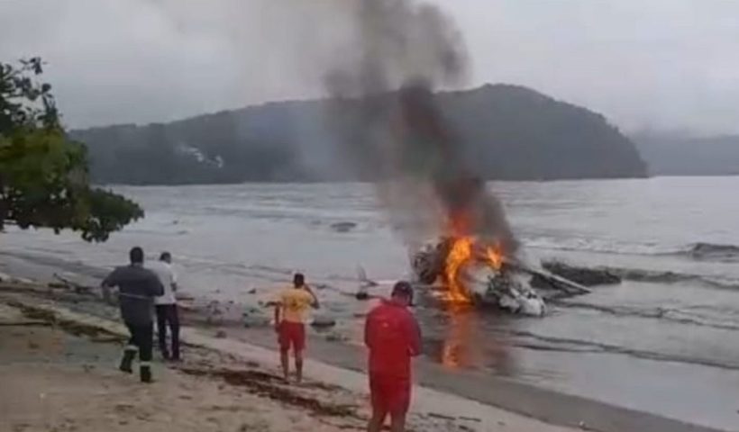 Avião cai em praia próximo ao aeroporto de Ubatuba