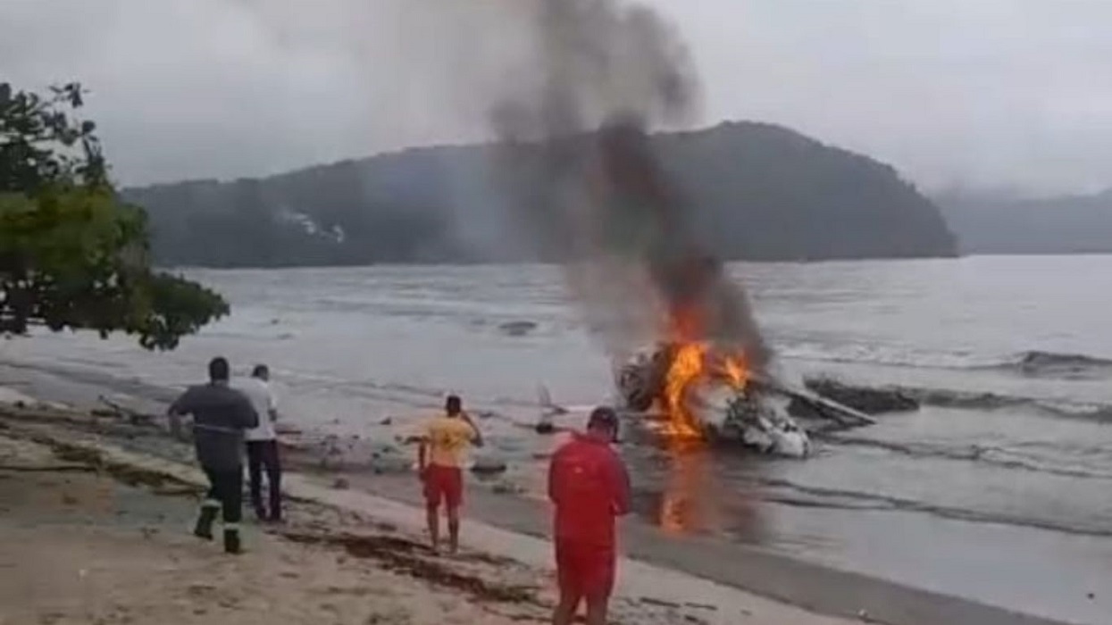 Avião cai em praia próximo ao aeroporto de Ubatuba