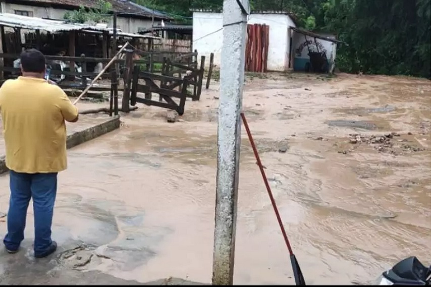 Chuva alaga bairros em Guaratinguetá e encobre pista no Caminho da Fé