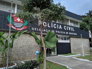 Homem esfaqueia namorada e é preso na porta de hospital em Ubatuba