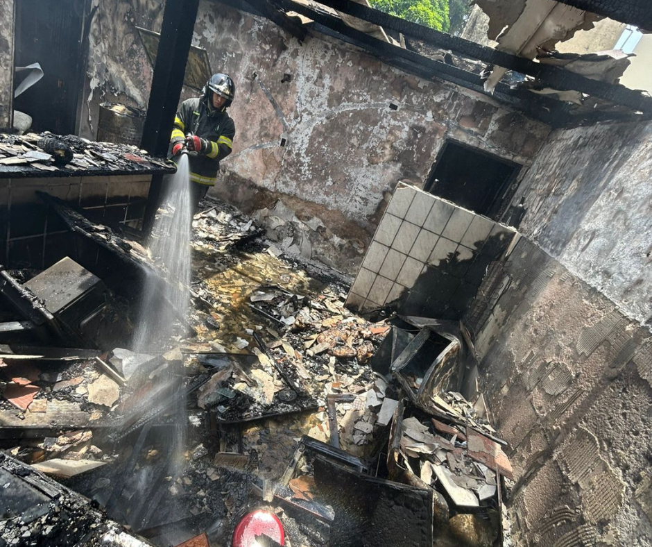 Incêndio mobiliza bombeiros e destrói casa em São Sebastião