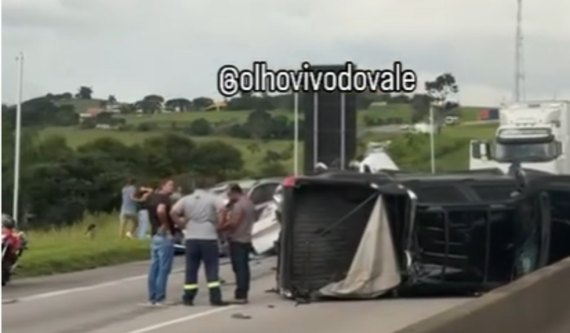 Engavetamento envolvendo carros, caminhão e ônibus bloqueia Via Dutra em Pindamonhangaba