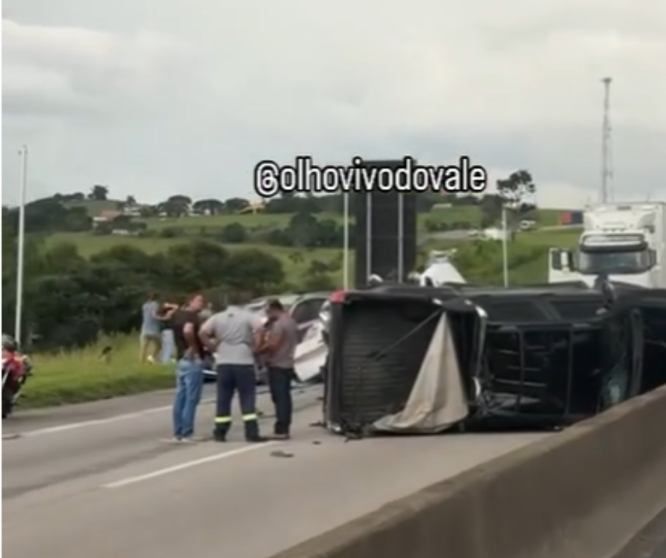 Engavetamento envolvendo carros, caminhão e ônibus bloqueia Via Dutra em Pindamonhangaba