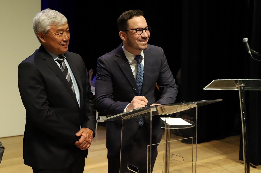 Após atraso e mudanças no cerimonial, Celso Florêncio é empossado prefeito de Jacareí