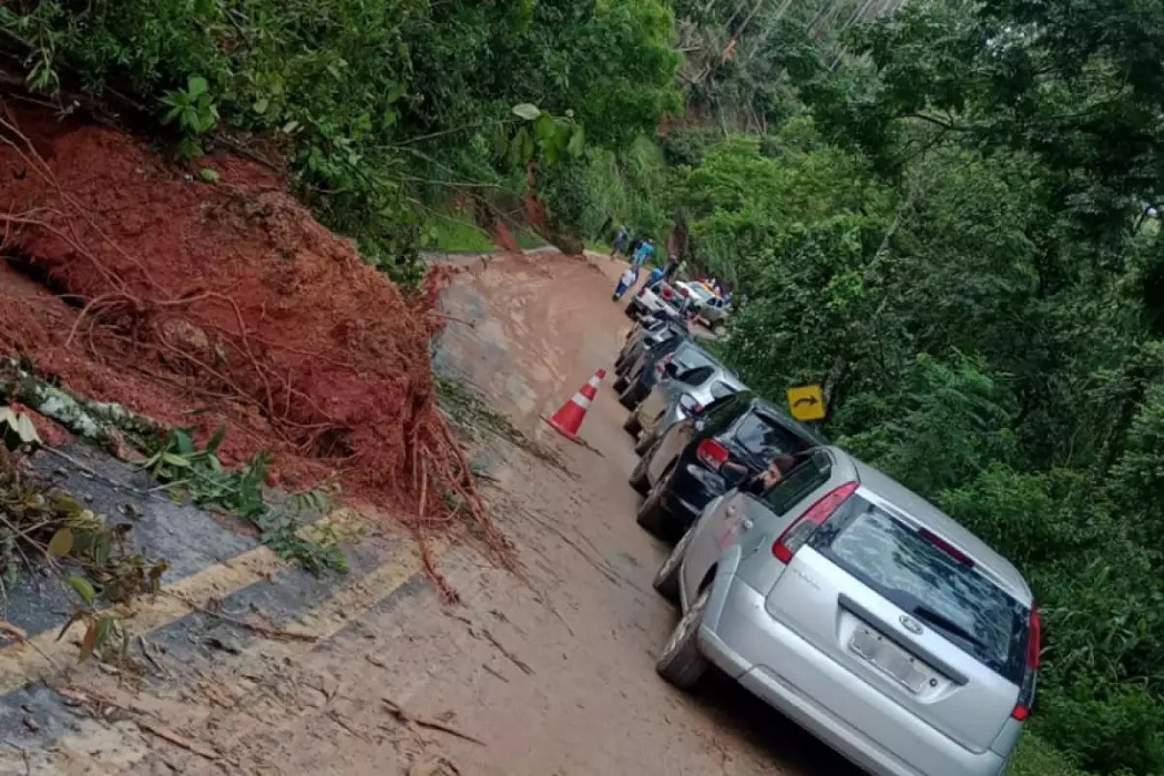 Chuvas causam interdições na Rodovia Monteiro Lobato nesta terça-feira