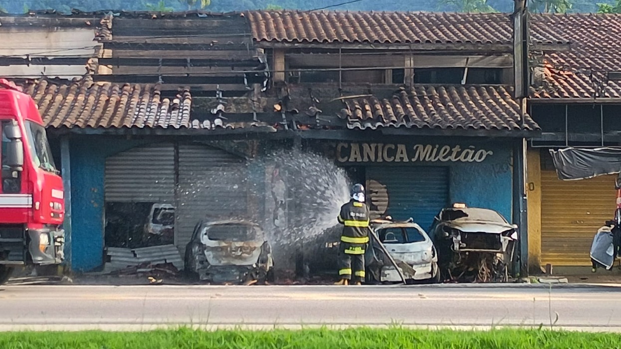 Incêndio em oficinas mecânicas destrói nove veículos em Ubatuba