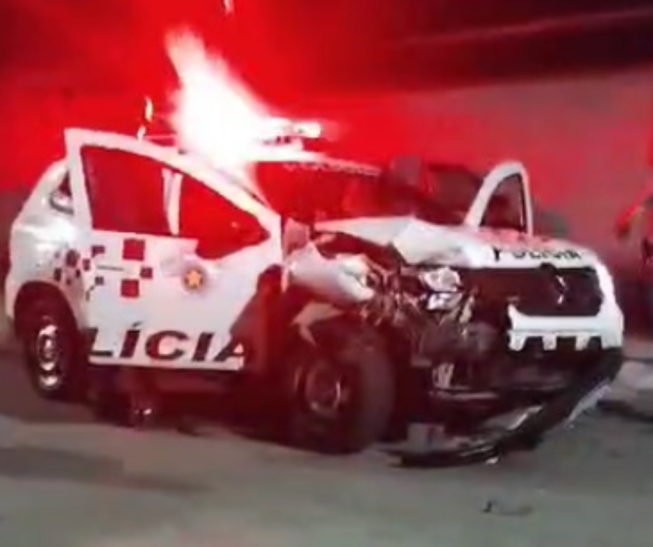 Policiais batem viatura durante perseguição a motociclista; uma PM fica ferida