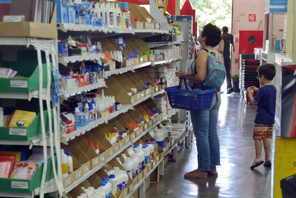 Procon de São José orienta sobre variações de preço de material escolar