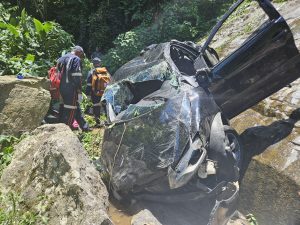 Carro com quatro pessoas cai em ribanceira em Ilhabela