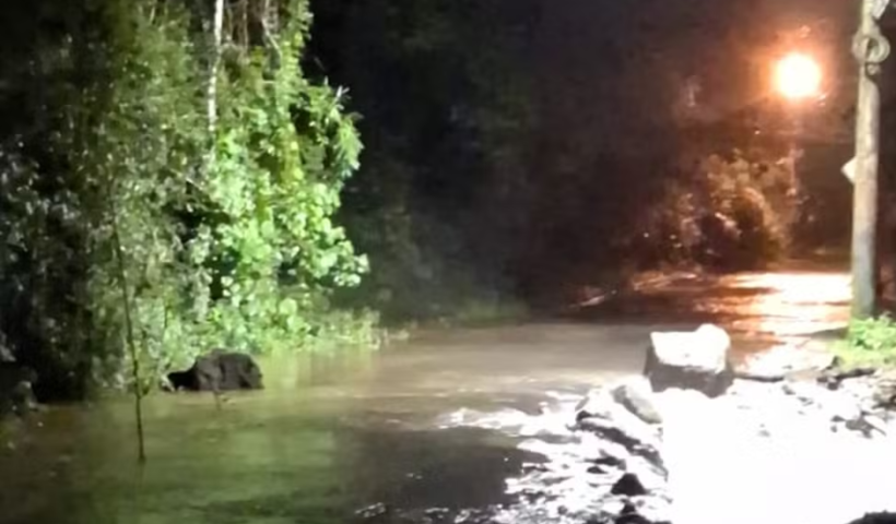 Maior acumulado de chuva do estado deixa Ubatuba com danos e ruas alagadas