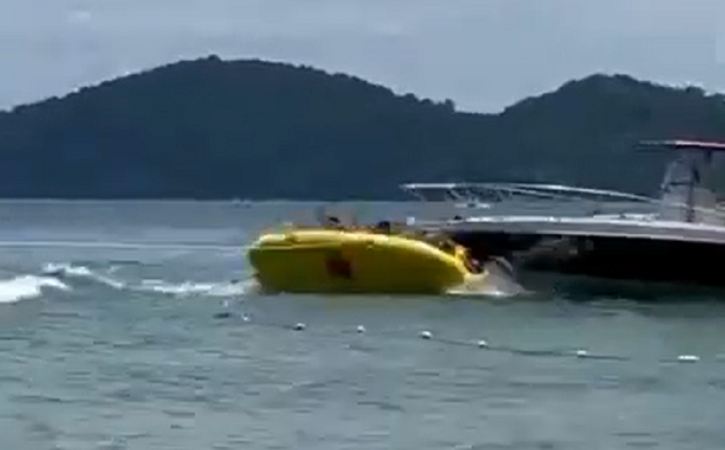 VÍDEO Banana boat colide com embarcação durante passeio em Ubatuba