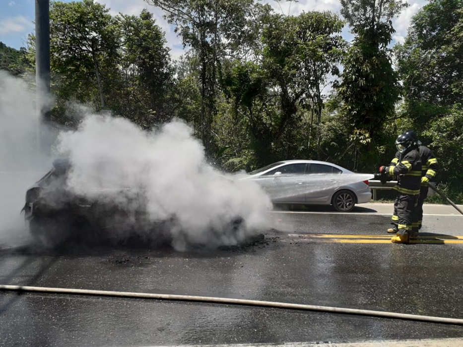 Incêndio em veículo mobiliza Bombeiros na Rio-Santos, em Caraguatatuba