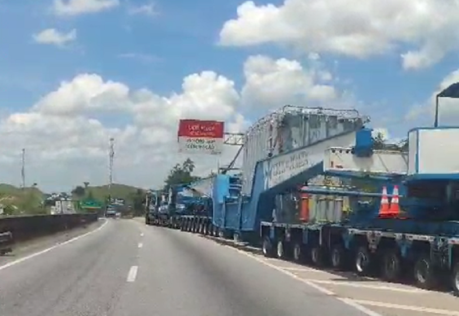 Carga excedente passa pela Dutra com acompanhamento da PRF