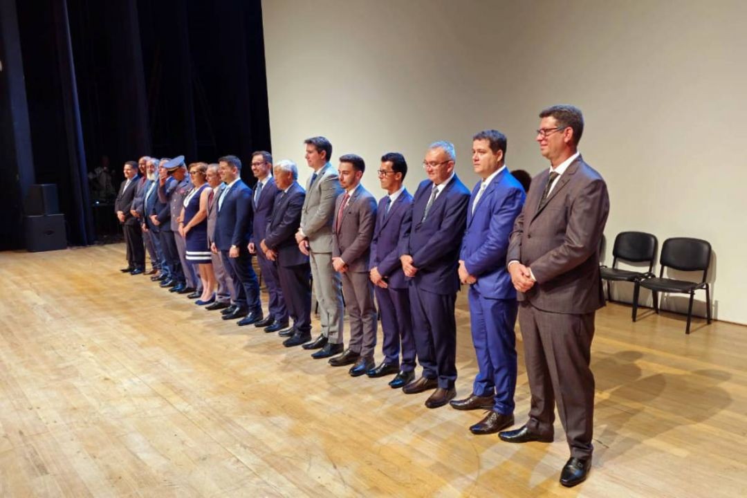 Após atraso e mudanças no cerimonial, Celso Florêncio é empossado prefeito de Jacareí