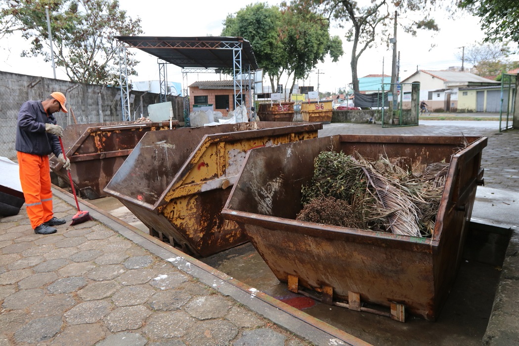 No 4º dia de greve de coletores, prefeitura de Jacareí monta pontos emergenciais de coleta de lixo