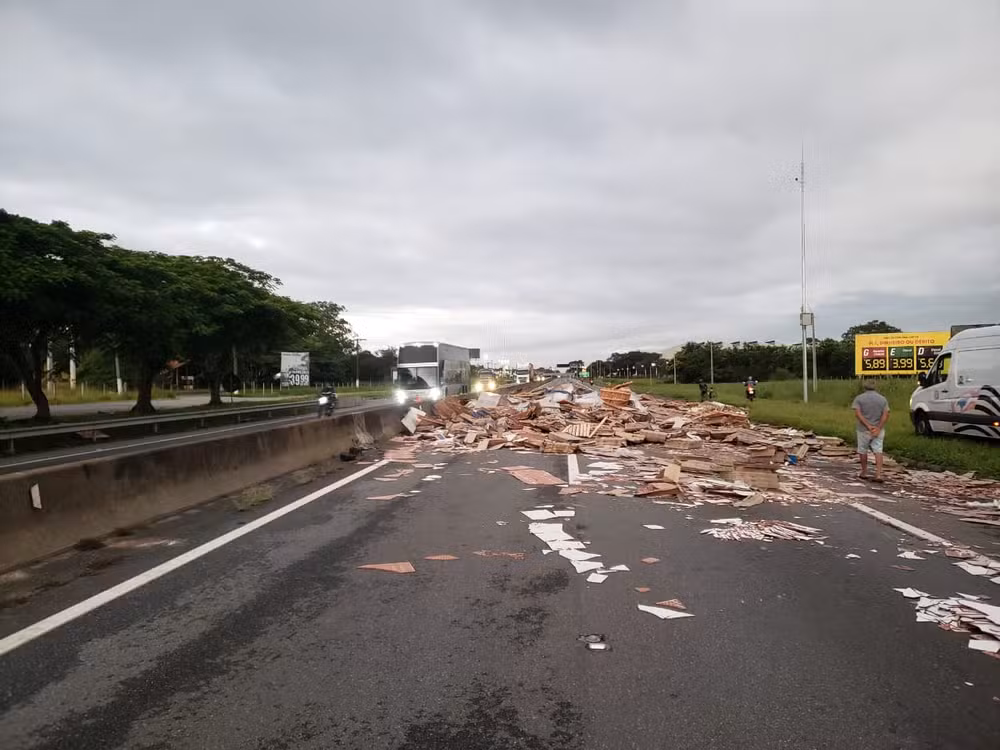 O acidente aconteceu por volta das 6h no km 57 da Dutra na pista sentido São Paulo