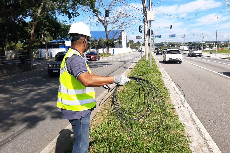 Retirada de fios e cabos na Av. Lineu de Moura, na zona oeste de São José dos Campos