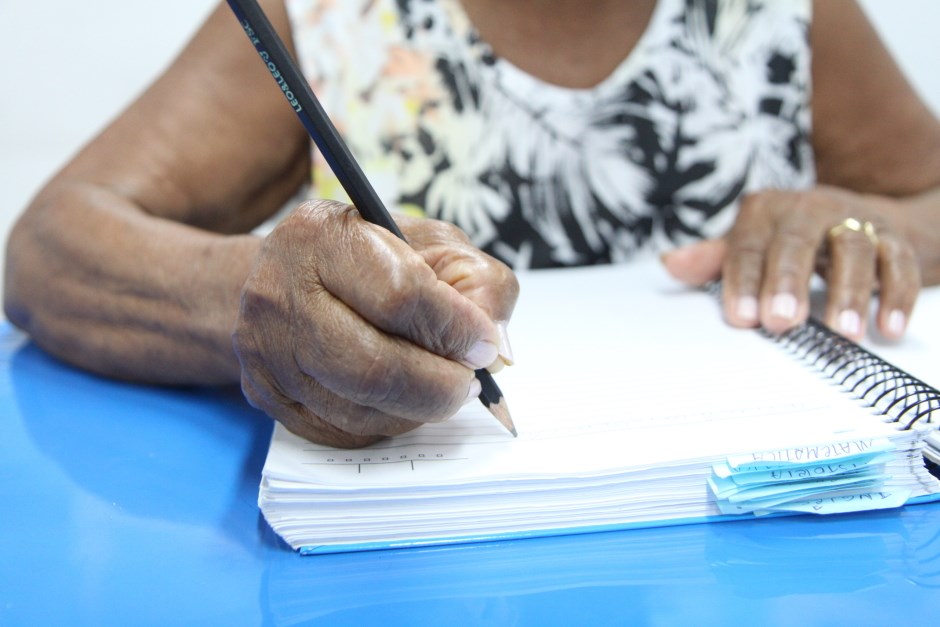 A EJA representa novas oportunidades para o público adulto e acontece em 17 escolas da rede de ensino municipal