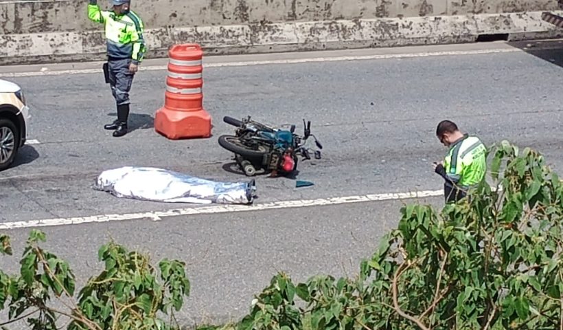 Acidente na Avenida Mário Covas, em São José dos Campos