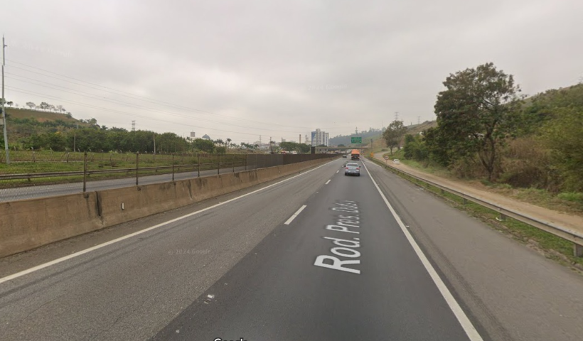 Via Dutra é totalmente liberada após tombamento de carreta, em Caçapava
