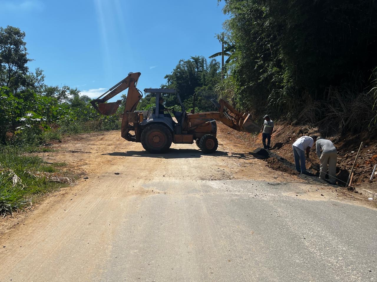 Obras na estrada João Gadioli no distrito de Quiririm