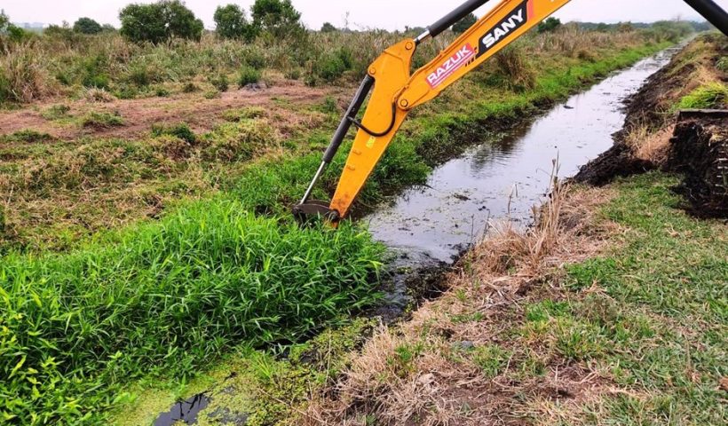 Limpeza de córregos para evitar enchentes em São José dos Campos