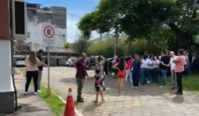 Salários atrasados gera protesto e paralisa serviços da Saúde em Aparecida