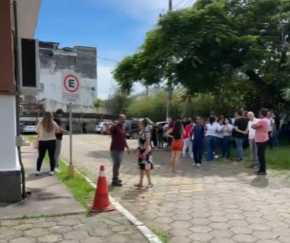 Salários atrasados gera protesto e paralisa serviços da Saúde em Aparecida