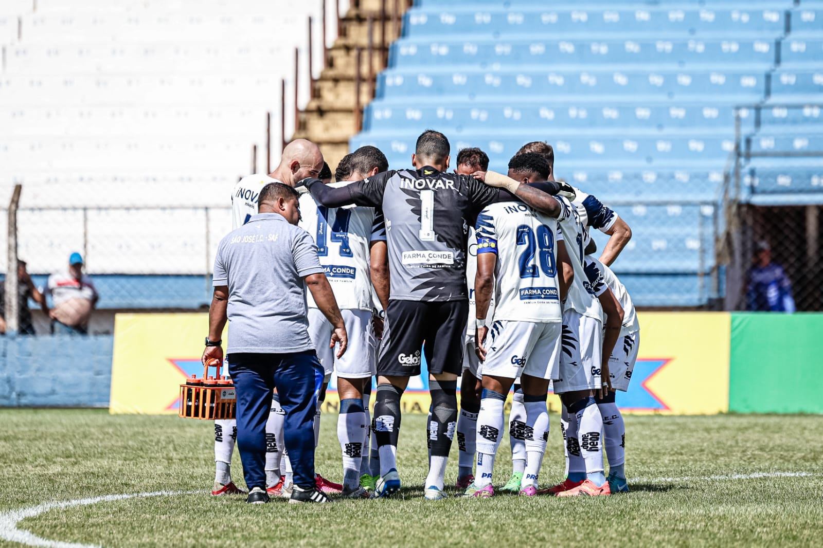 Elenco do São José EC reunido antes do jogo contra o Rio Claro