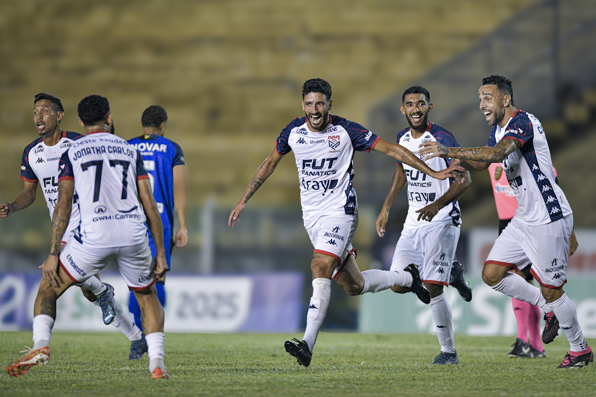 Jogadores do Gremio Prudente comemoram vitória sobre o São José