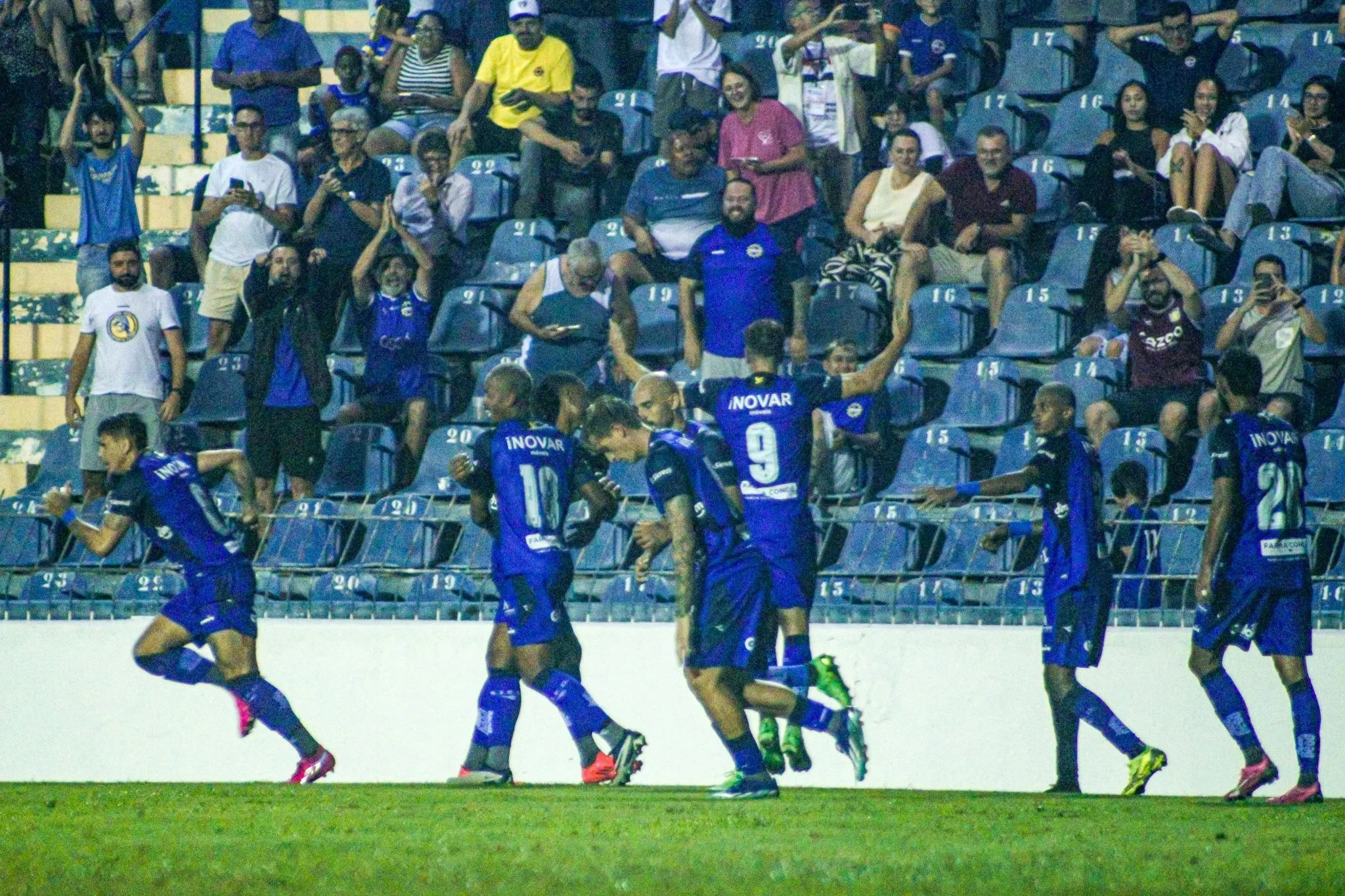 Jogadores do São José EC comemoram vitória sobre o Linense no Martins Pereira