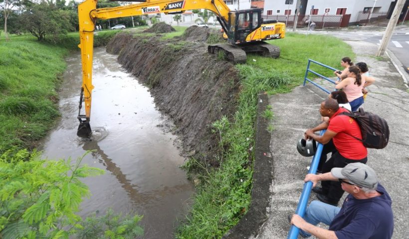 Serviço de desassoreamento de córregos em São José dos Campos