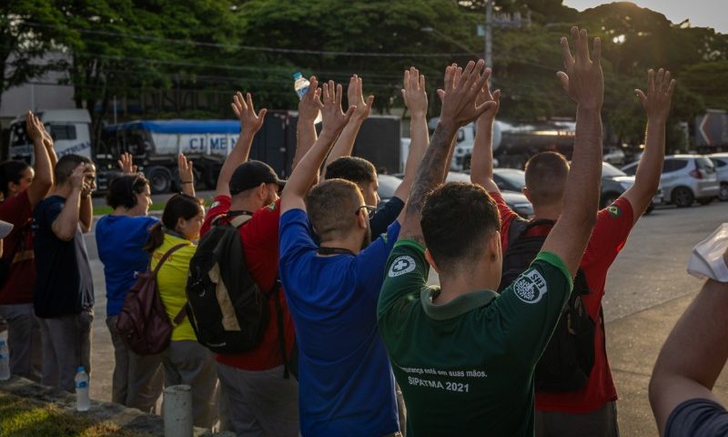 Trabalhadores da Eaton de São José dos Campos durante greve